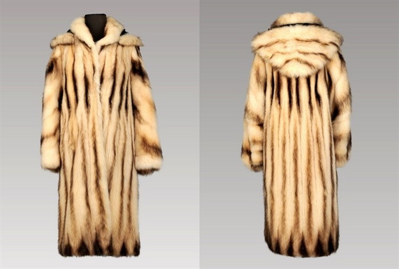 Blonde Fitch coat with detachable hood Size 8 Length 42</BR><font size="+2">$550.00<font> Blonde Fitch coat with detachable hood Size 8 Length 42</BR><font size="+2">$550.00<font>